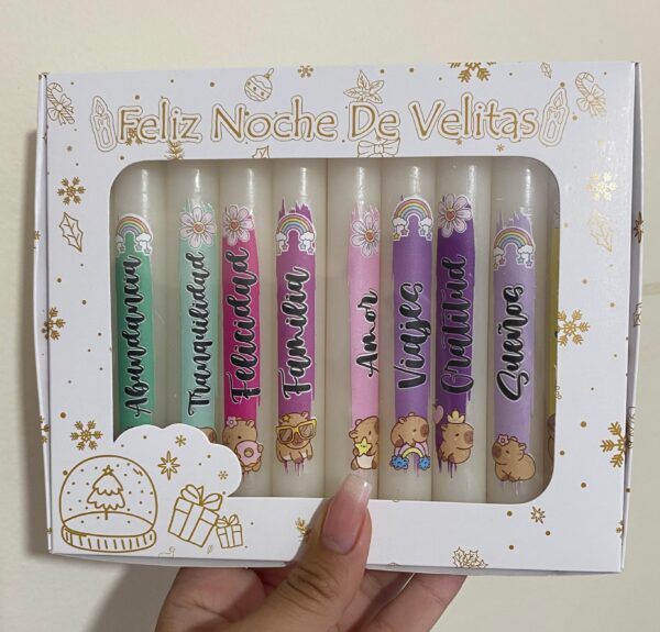 Velitas con temática capibara y deseos navideños